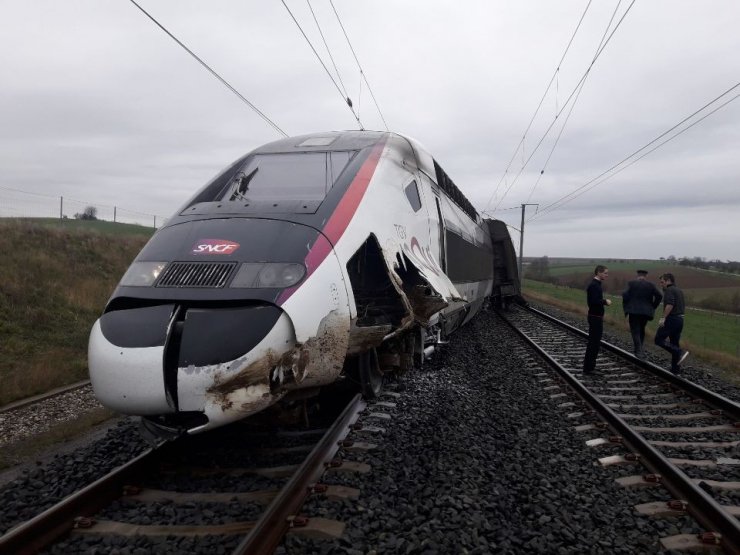 Fransa’da tren raydan çıktı: 10 yaralı