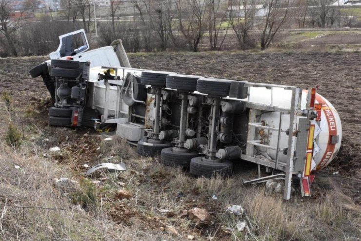 Gaz yüklü tanker kazası ucuz atlatıldı
