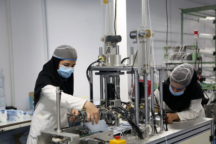 İran'da fabrikalar, tıbbi maske yetiştirebilmek için 24 saat çalışıyor