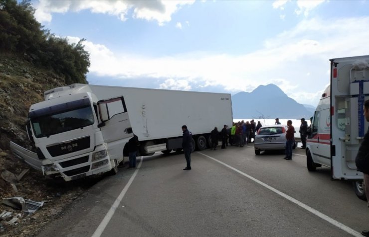 Isparta’da zincirleme trafik kazası: 3 yaralı