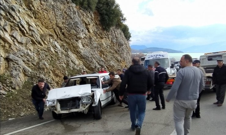 Isparta’da zincirleme trafik kazası: 3 yaralı