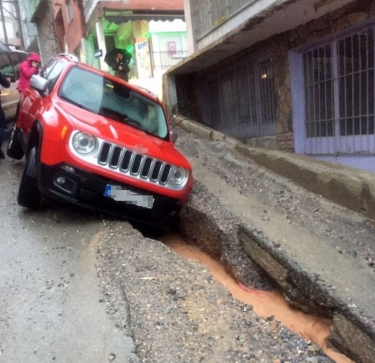 İzmir’de araçlar sağanak yağmurda oluşan çukura düştü