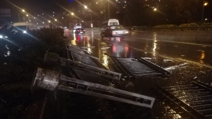 İzmir’de refüjü ve demir parmakları aşan servis aracı karşı şeride geçti