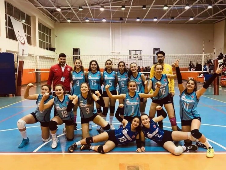 Kepez’in küçük kızlar voleybol takımından galibiyet