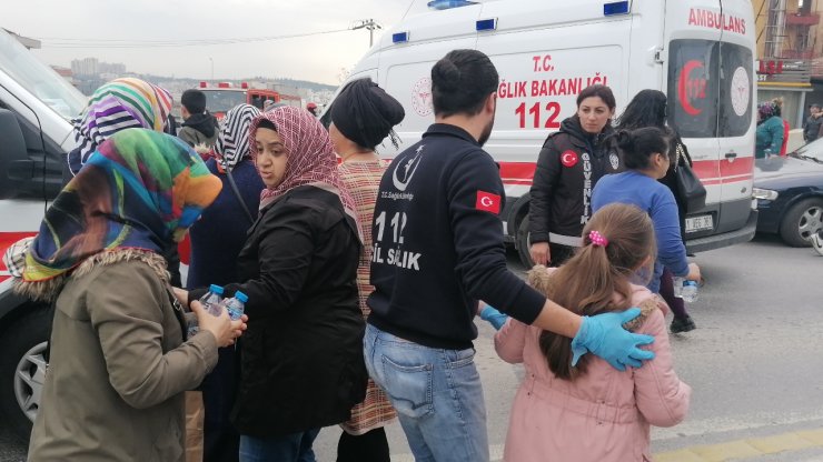 Kocaeli'de hafif ticari araç ile midibüs çarpıştı: 20 yaralı
