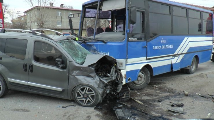 Kocaeli’de öğrenci taşıyan minibüs kaza yaptı: 27 yaralı