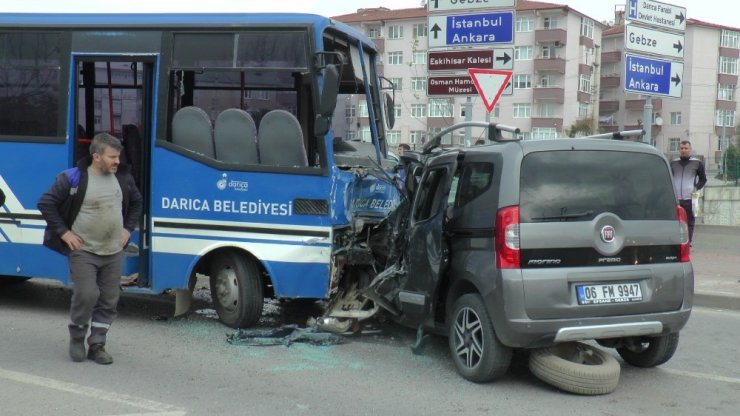 Kocaeli’de öğrenci taşıyan minibüs kaza yaptı: 27 yaralı