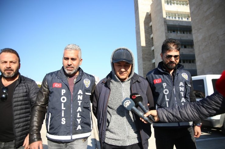 Polis, "Vali, belediye başkanı gelsin" diyen Özbek silahlı eylemciye "Türkiye’de kanunlar böyle çalışmaz" deyince planı suya düştü