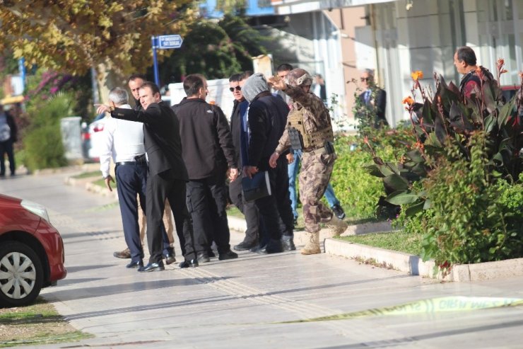 Polis, "Vali, belediye başkanı gelsin" diyen Özbek silahlı eylemciye "Türkiye’de kanunlar böyle çalışmaz" deyince planı suya düştü