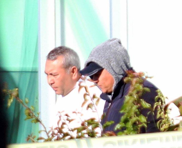 Polis, "Vali, belediye başkanı gelsin" diyen Özbek silahlı eylemciye "Türkiye’de kanunlar böyle çalışmaz" deyince planı suya düştü