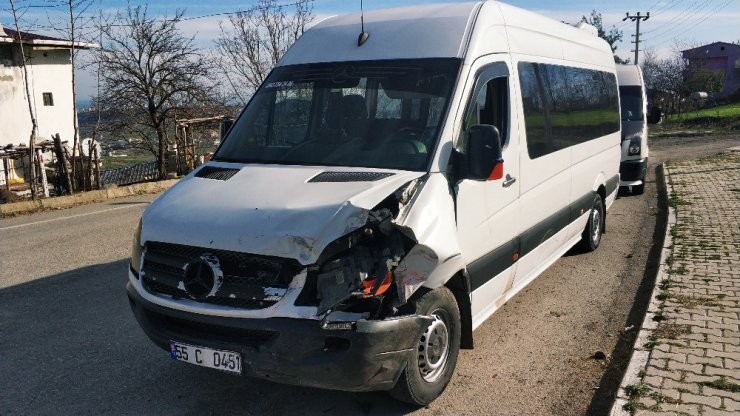 Samsun’da öğrenci servisi otomobille çarpıştı: 4 yaralı