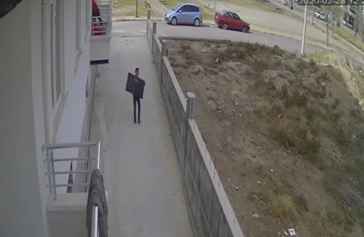 Televizyonu çalan hırsızlar güvenlik kamerasına yakalandı