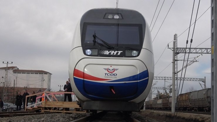 Ulaştırma Bakanı Turhan, Ankara-Sivas YHT hattında ilk test sürüşünü yaptı