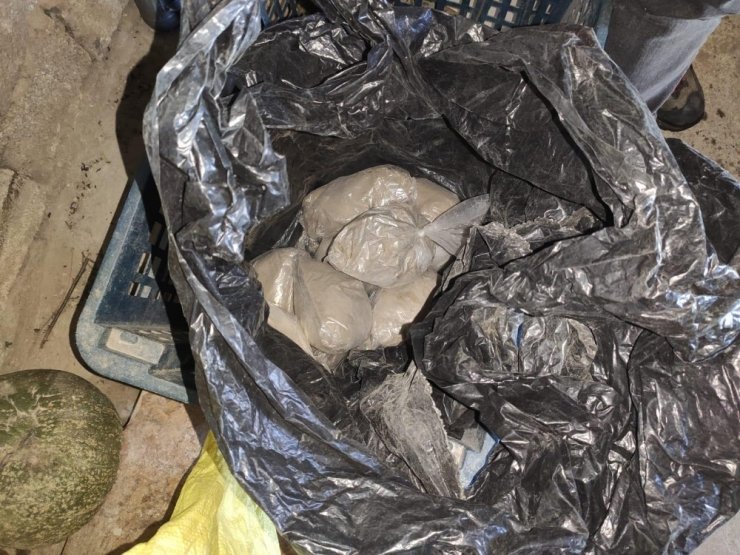 Arpa çuvallarının altından 4,5 kilo eroin çıktı