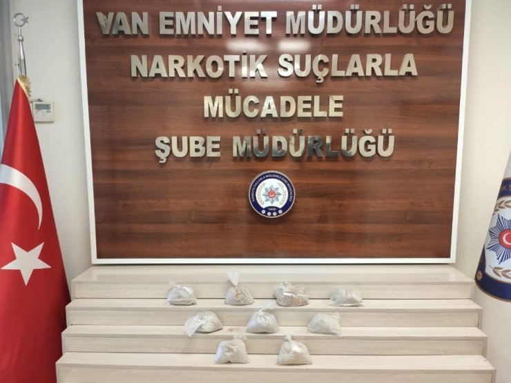 Arpa çuvallarının altından 4,5 kilo eroin çıktı