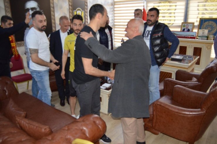 Yeni Malatyaspor’da taraftardan tesislere moral ziyareti
