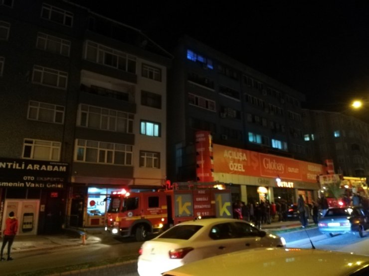 Yangın mahalleliyi gece sokağa döktü