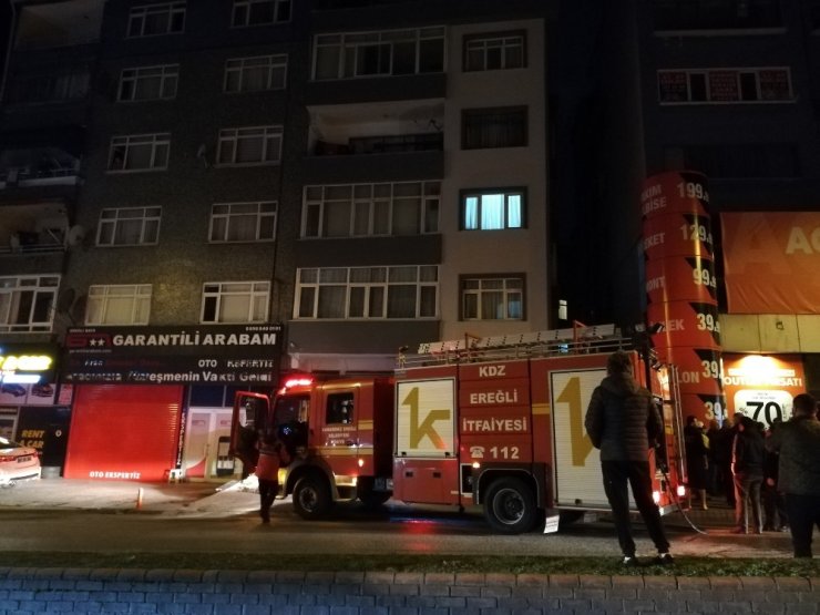 Yangın mahalleliyi gece sokağa döktü