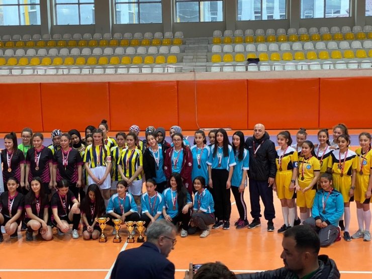 20 takımın katıldığı turnuvada Altıntaş’a üçüncülük kupası kazandırdılar
