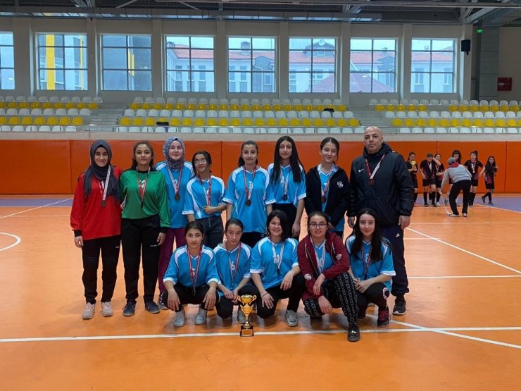 20 takımın katıldığı turnuvada Altıntaş’a üçüncülük kupası kazandırdılar