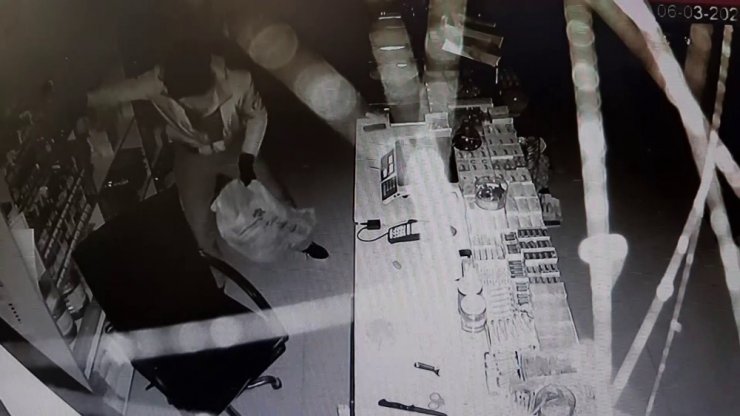 Maskeli hırsız marketi soyup kaçtı