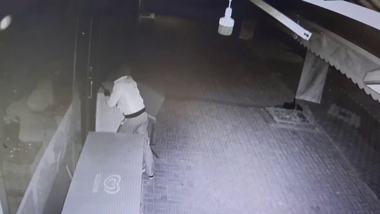 Maskeli hırsız marketi soyup kaçtı
