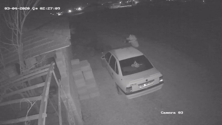 Benzin döküp otomobili yaktı