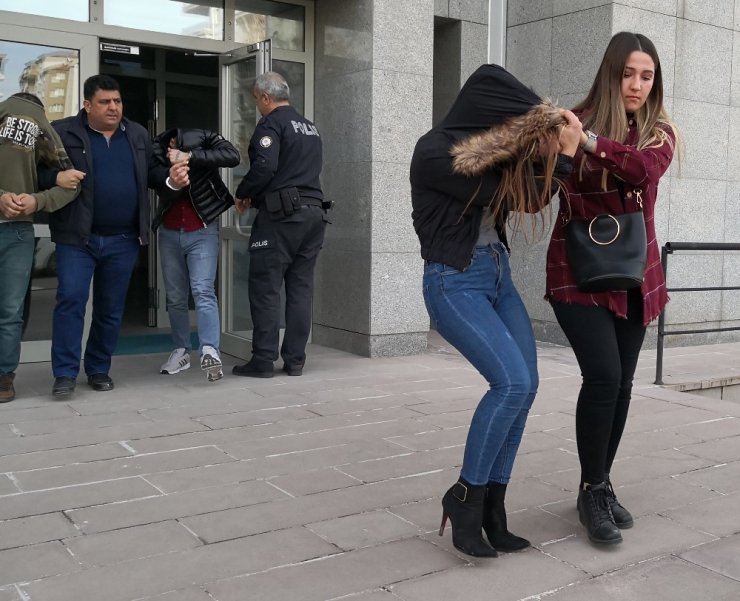Benzin döküp otomobili yakanlar tutuklandı