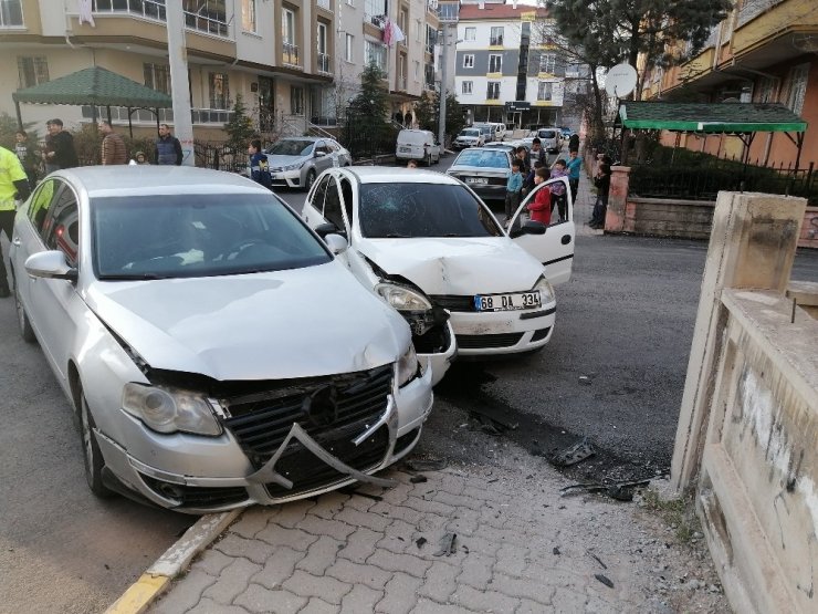 Aksaray’da 2 otomobil çarpıştı: 4 yaralı