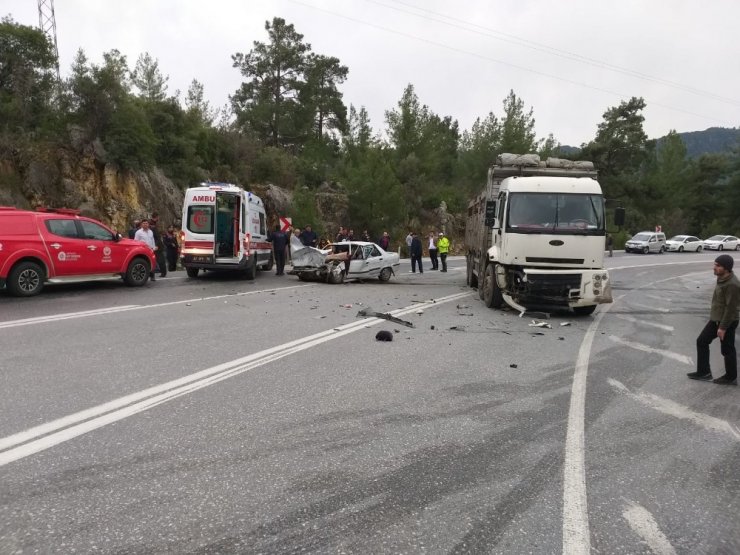 Otomobil kamyonla çarpıştı: 1 ölü, 1 yaralı