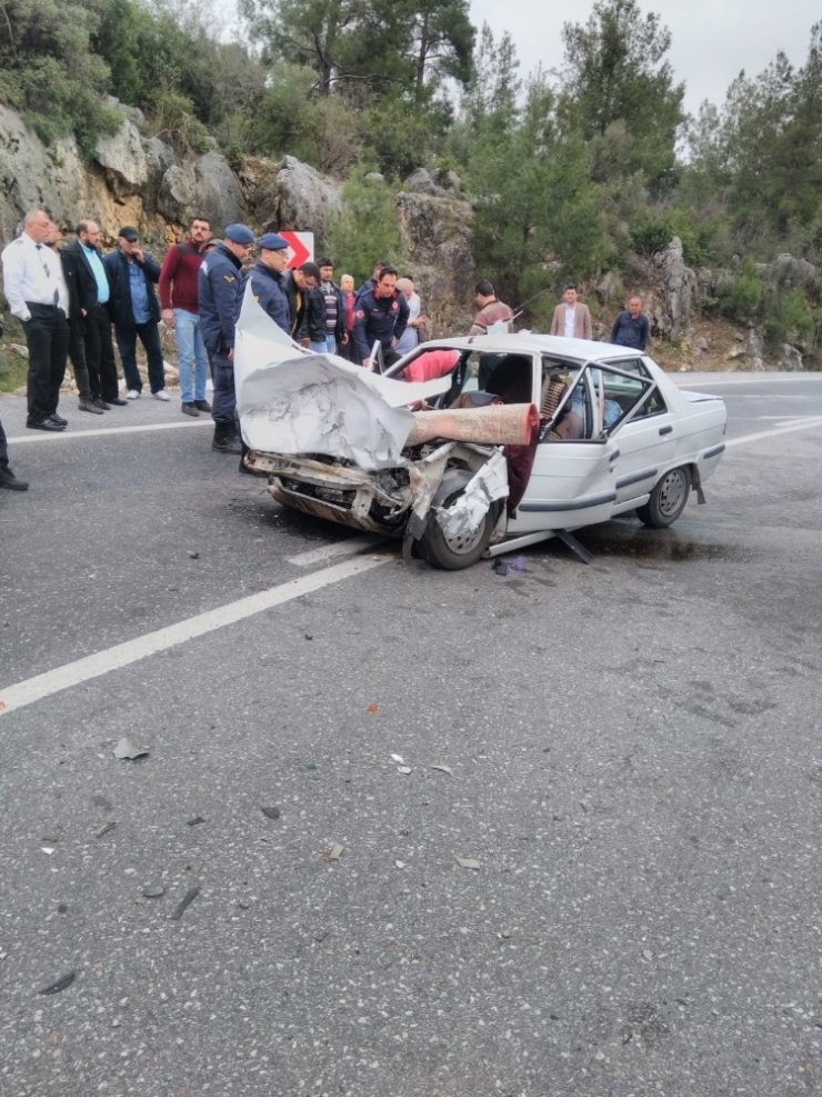 Otomobil kamyonla çarpıştı: 1 ölü, 1 yaralı
