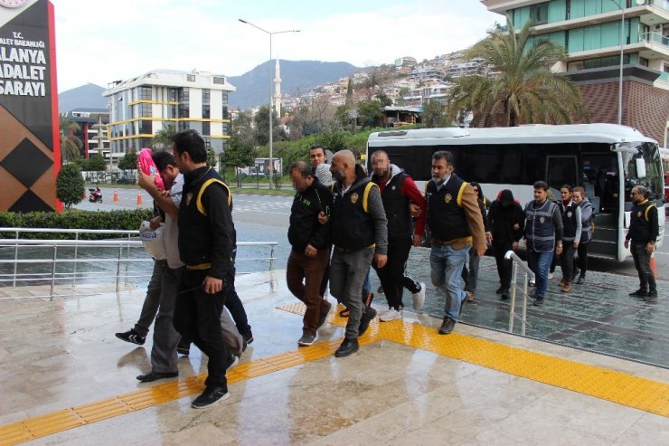 Alanya’da fuhuş çetesine operasyon