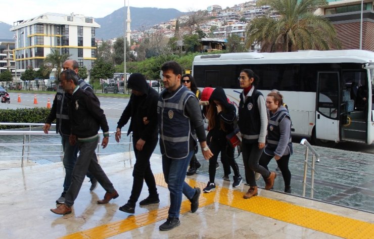 Alanya’da fuhuş çetesine operasyon