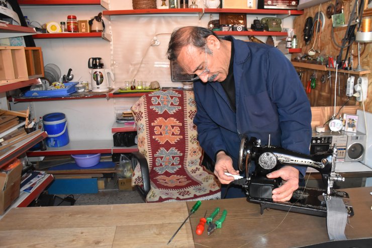 Asırlık dikiş makinelerine hayat veriyor