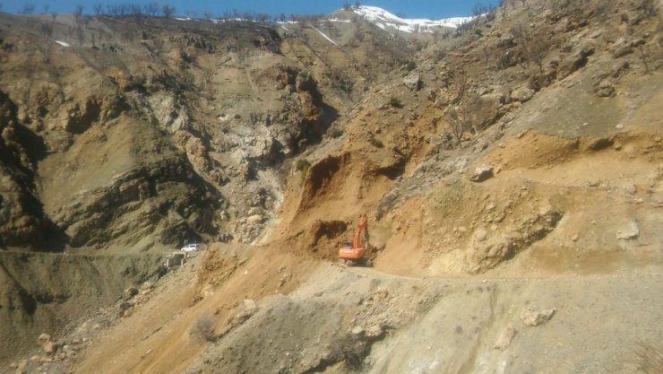 Batman’da heyelan köy yolunu ulaşıma kapattı