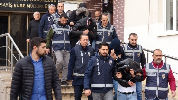 Kadınları fuhşa zorlayan 14 kişi adliyede...