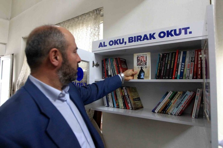 Dolmuş duraklarında şoförlerin kitap okuması için mini kütüphaneler kuruluyor