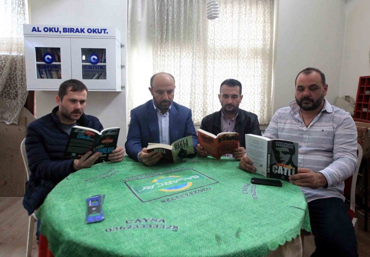 Dolmuş duraklarında şoförlerin kitap okuması için mini kütüphaneler kuruluyor