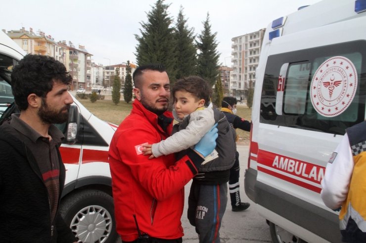 Elazığ’da minibüs ile otomobil çarpıştı: 1’i çocuk 4 yaralı