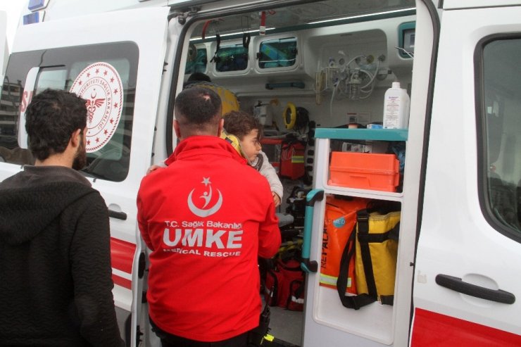 Elazığ’da minibüs ile otomobil çarpıştı: 1’i çocuk 4 yaralı