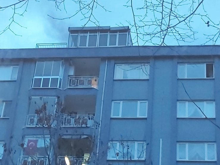 Çatı katında çıkan yangın paniğe sebep oldu