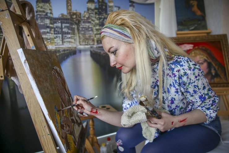 Evindeki atölyesinde yaptığı resimlerle "kadına şiddeti" anlattı