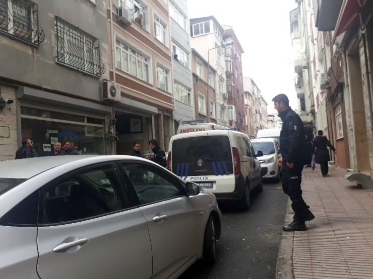 Fatih’te genç kız evinde ölü bulundu