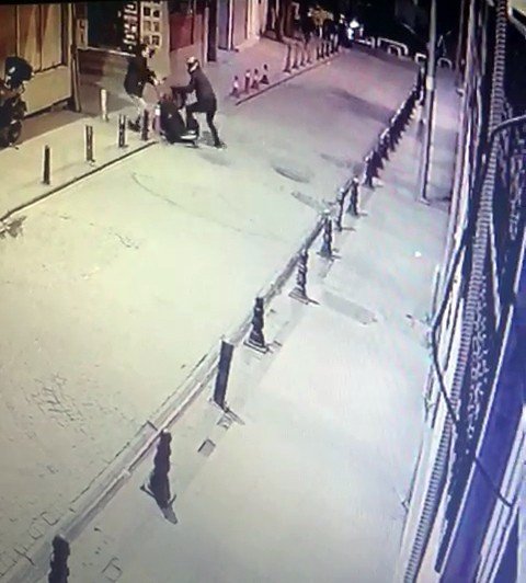 Kuyumcu kuryesine gasp girişimi; Kocasını gaspçılardan kurtardı