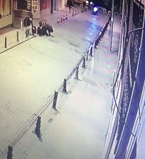 Kuyumcu kuryesine gasp girişimi; Kocasını gaspçılardan kurtardı