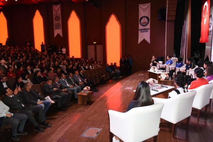 Başarılı kadın sporcular hikayelerini anlattı