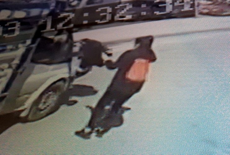 Okula yetişmeye çalışan genç kıza kamyonet çarptı