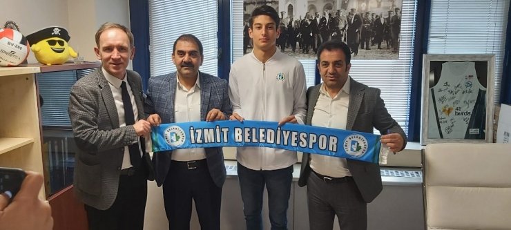 İzmitli karateci Yüksel Bakü’de madalya mücadelesi verecek