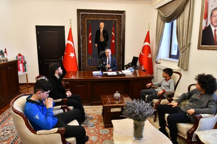 Isparta Valisi Seymenoğlu, şampyonları ağırladı