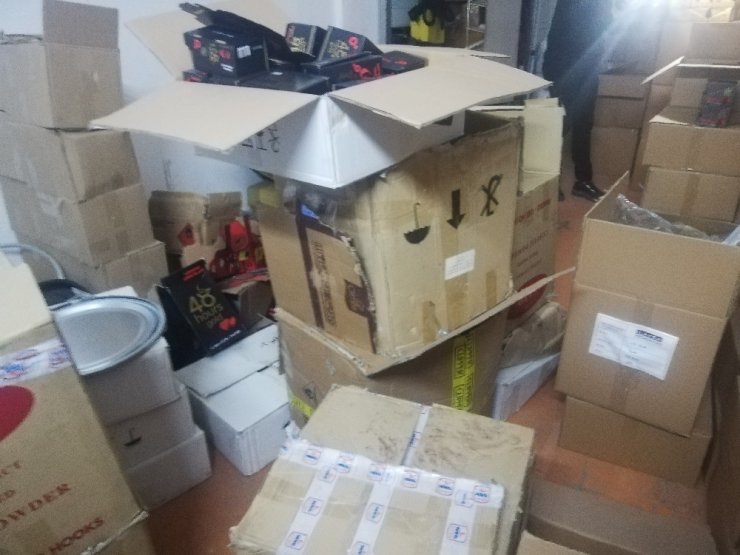 Kaçak olarak getirdikleri cinsel gücü artırıcı ilaçları, ’Göçük düzeltme’ deposunda saklamışlar